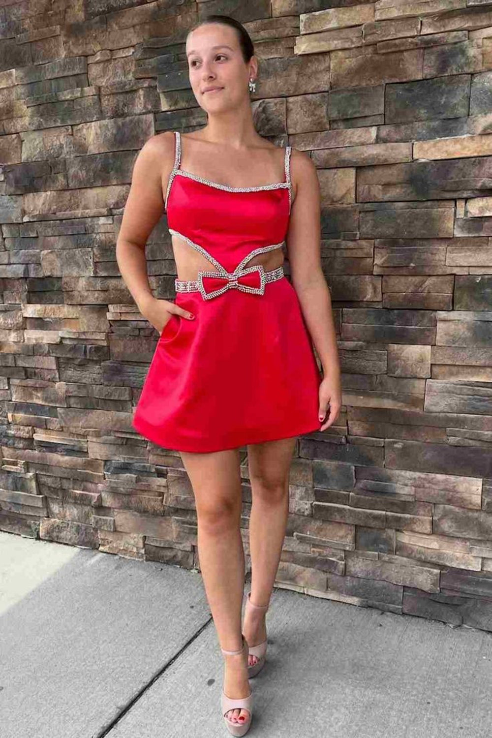 Robe de bal courte fuchsia à fines bretelles et coupe trapèze, ornée de perles