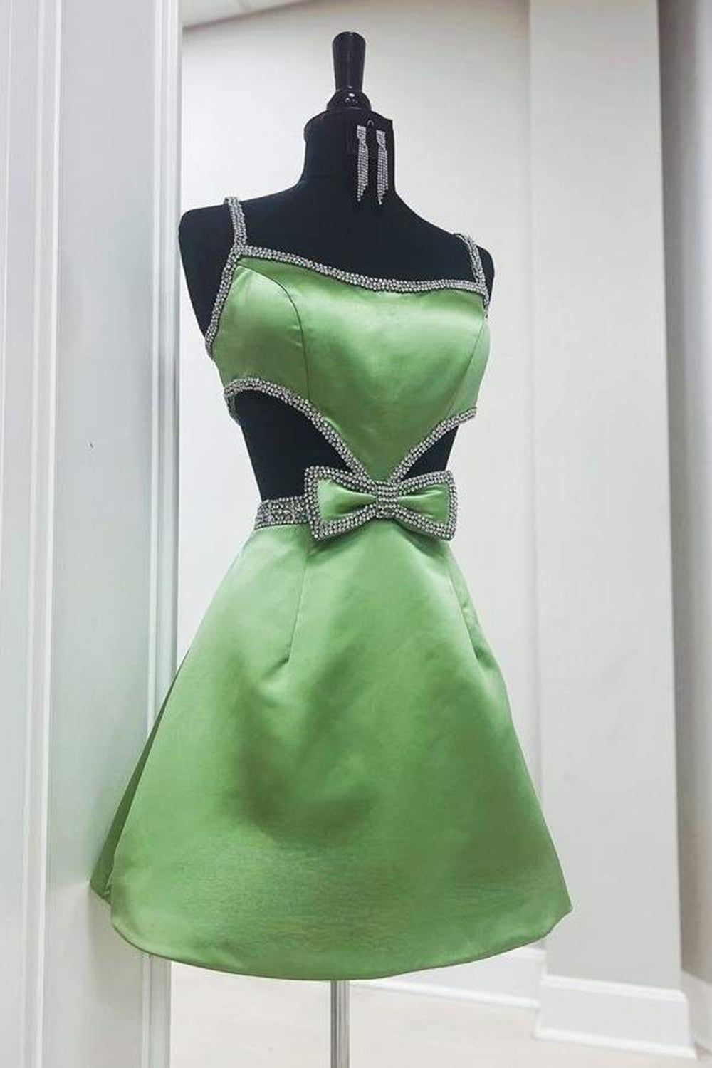 Robe de bal courte fuchsia à fines bretelles et coupe trapèze, ornée de perles