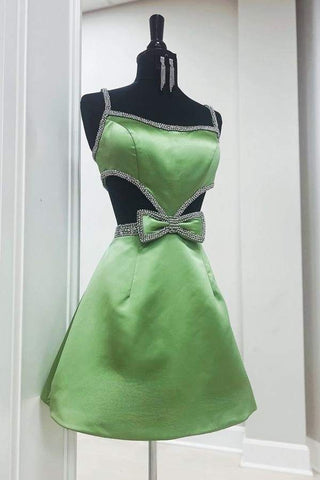 Vestido corto de fiesta de bienvenida, corte en A, con tirantes finos, color fucsia brillante y detalles de pedrería.