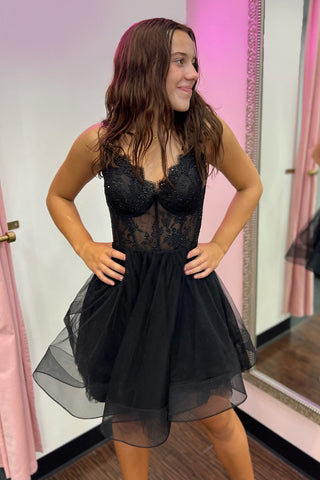 Robe de bal courte à bretelles spaghetti, coupe trapèze et corset, ornée d'appliqués