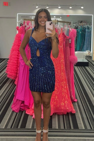 Vestido corto ajustado de fiesta con tirantes finos brillantes y cuentas