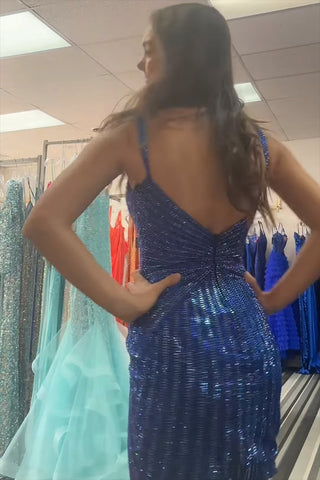 Vestido corto ajustado de fiesta con tirantes finos brillantes y cuentas