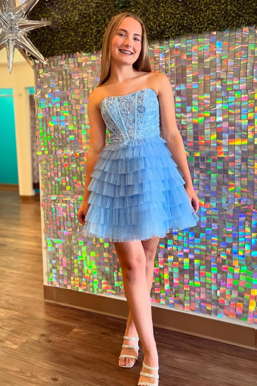 Robe de bal courte bustier en tulle, coupe trapèze, corset à volants et appliques