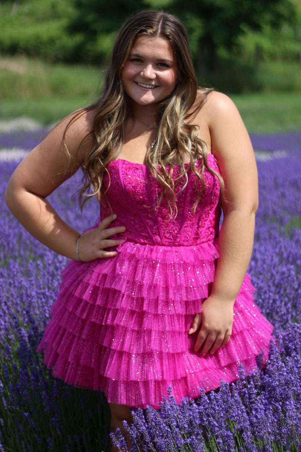 Robe de bal courte bustier en tulle, coupe trapèze, corset à volants et appliques