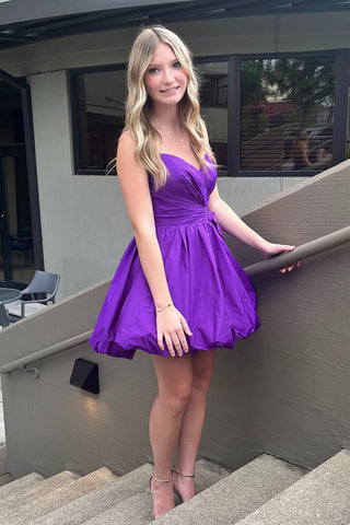 Vestido corto de fiesta de bienvenida sin tirantes de color morado oscuro a la moda