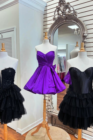 Vestido corto de fiesta de bienvenida sin tirantes de color morado oscuro a la moda