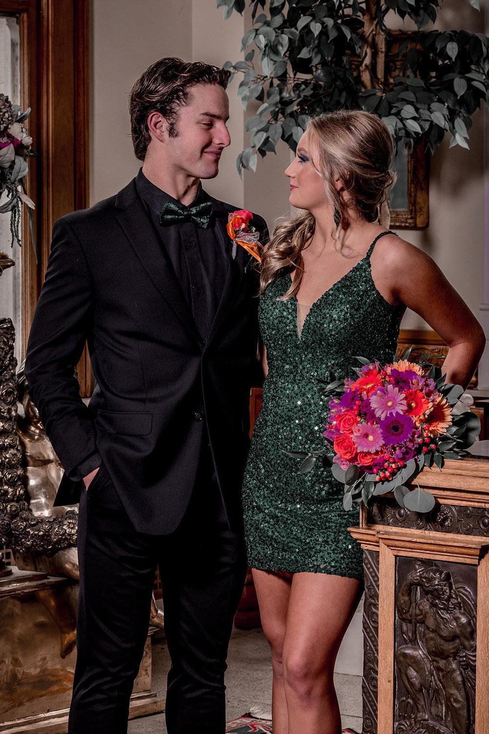 Vestido corto ajustado de lentejuelas con tirantes finos brillantes para baile de bienvenida