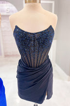 Robe de bal courte moulante sans bretelles ornée de perles