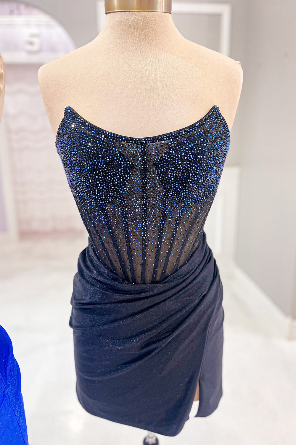 Robe de bal courte moulante sans bretelles ornée de perles
