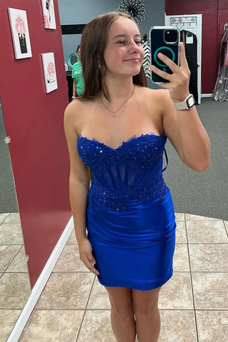 Robe de bal bustier courte en satin moulante sans bretelles avec corset et appliques