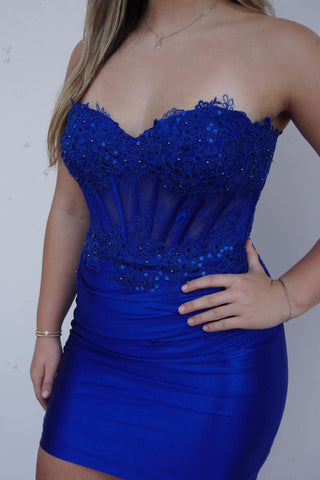 Robe de bal bustier courte en satin moulante sans bretelles avec corset et appliques