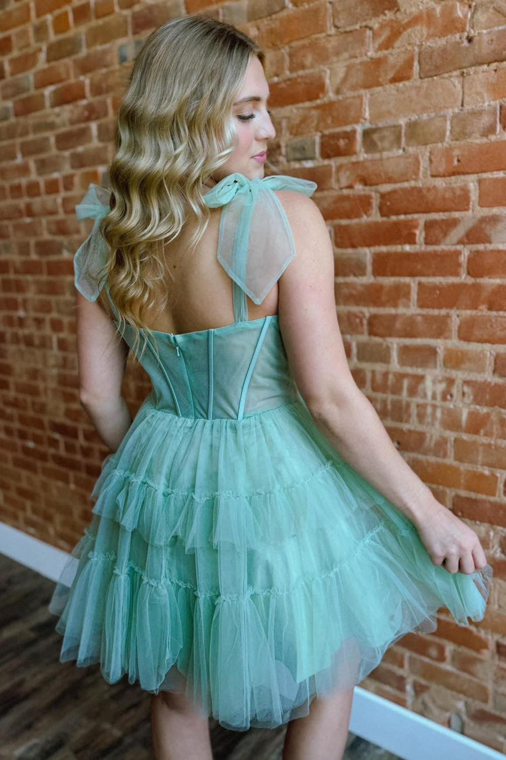 Vestido corto de fiesta con corsé, corte en A, tul escalonado y tirantes ajustables