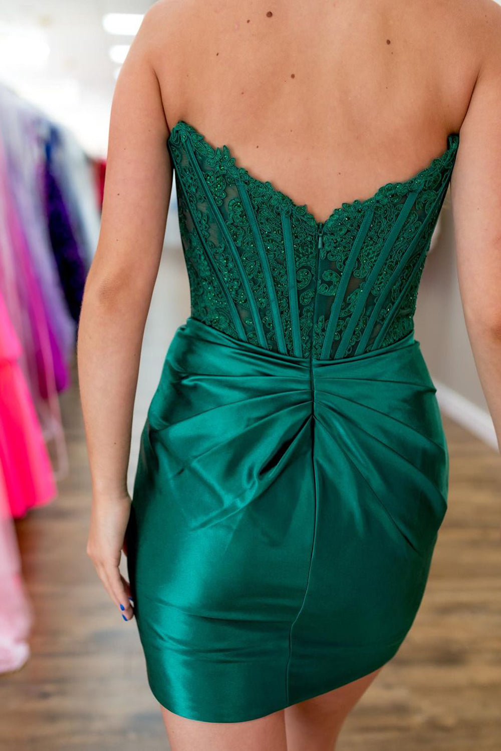 Vestido corto de satén ajustado sin tirantes estilo corsé para baile de bienvenida