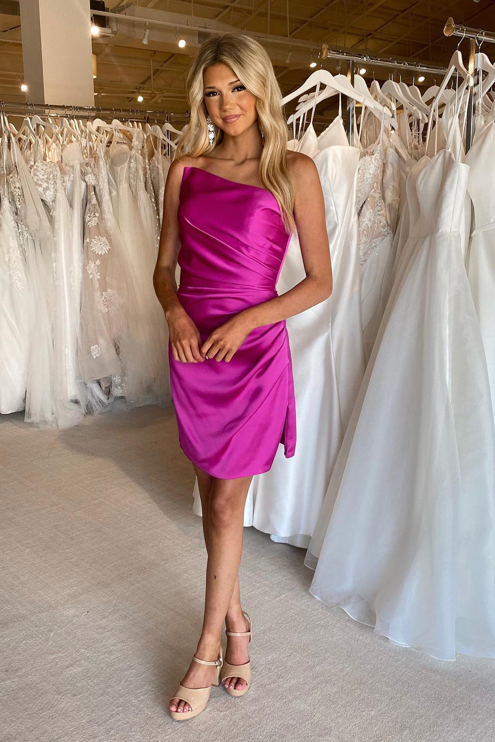 Vestido corto de fiesta sin tirantes, de satén fruncido, estilo tubo.