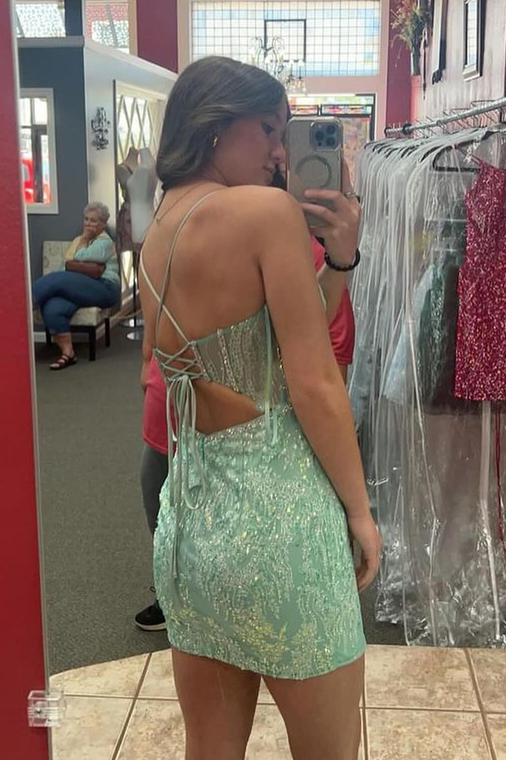 Vestido corto de fiesta ajustado con corsé, lentejuelas y tirantes finos.