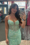 Vestido corto de fiesta ajustado con corsé, lentejuelas y tirantes finos.