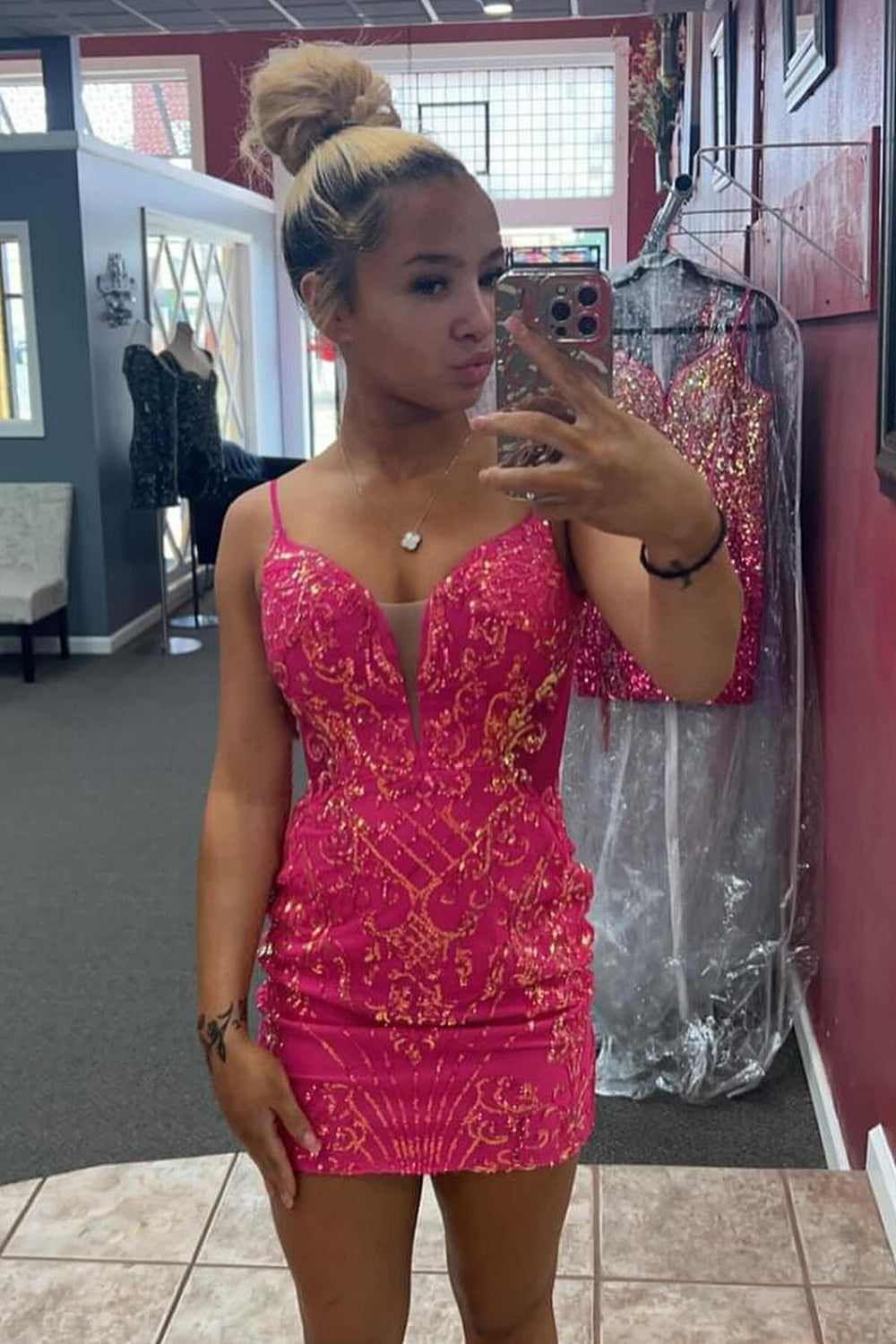 Vestido corto ajustado de lentejuelas con tirantes finos brillantes para baile de bienvenida