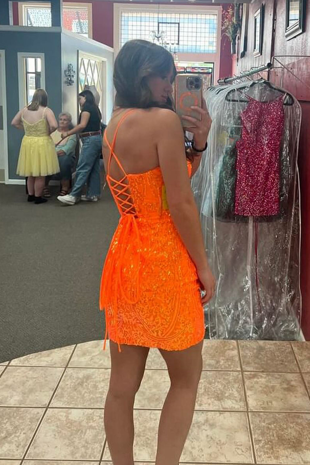 Vestido corto ajustado de lentejuelas con tirantes finos brillantes para baile de bienvenida