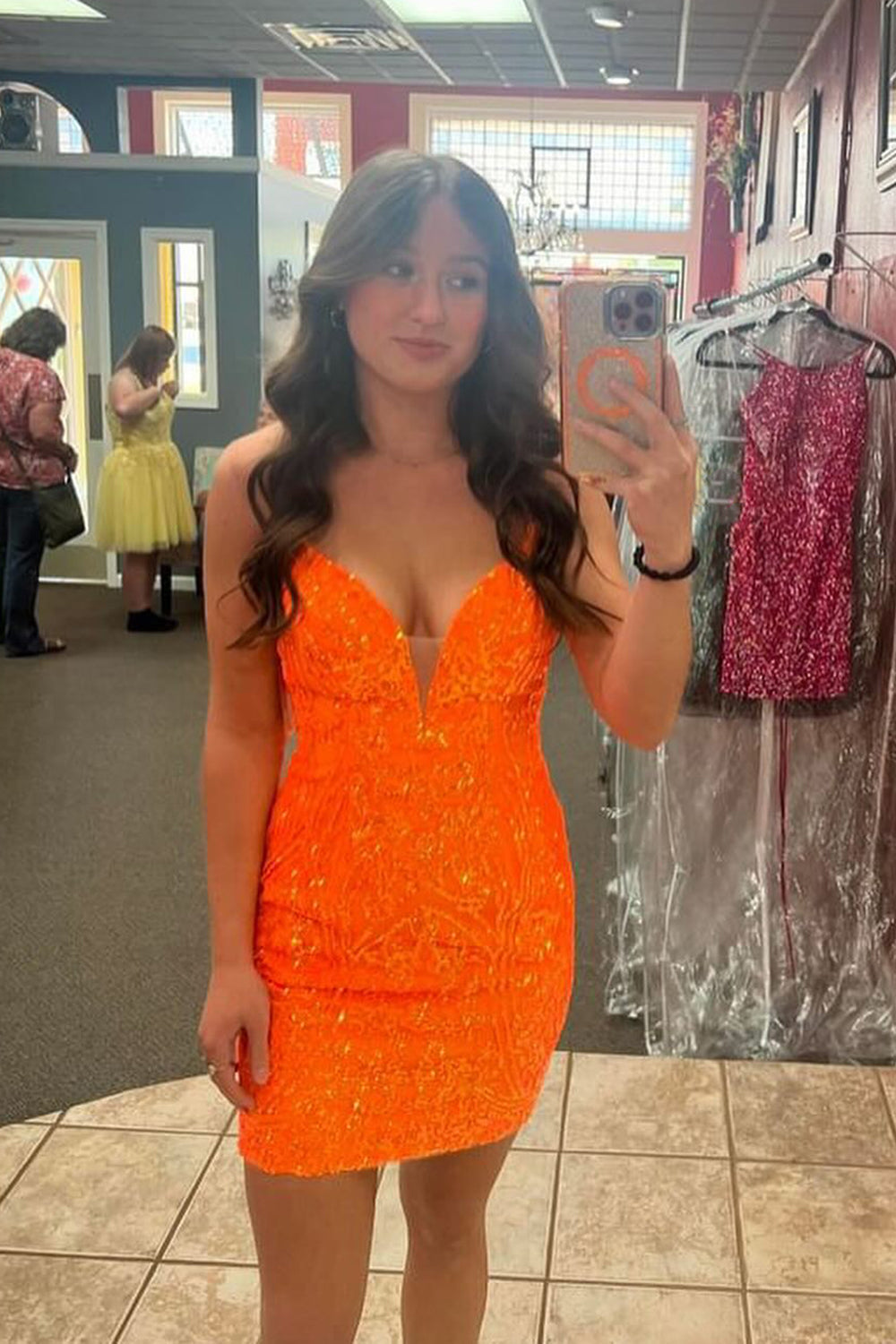 Vestido corto ajustado de lentejuelas con tirantes finos brillantes para baile de bienvenida
