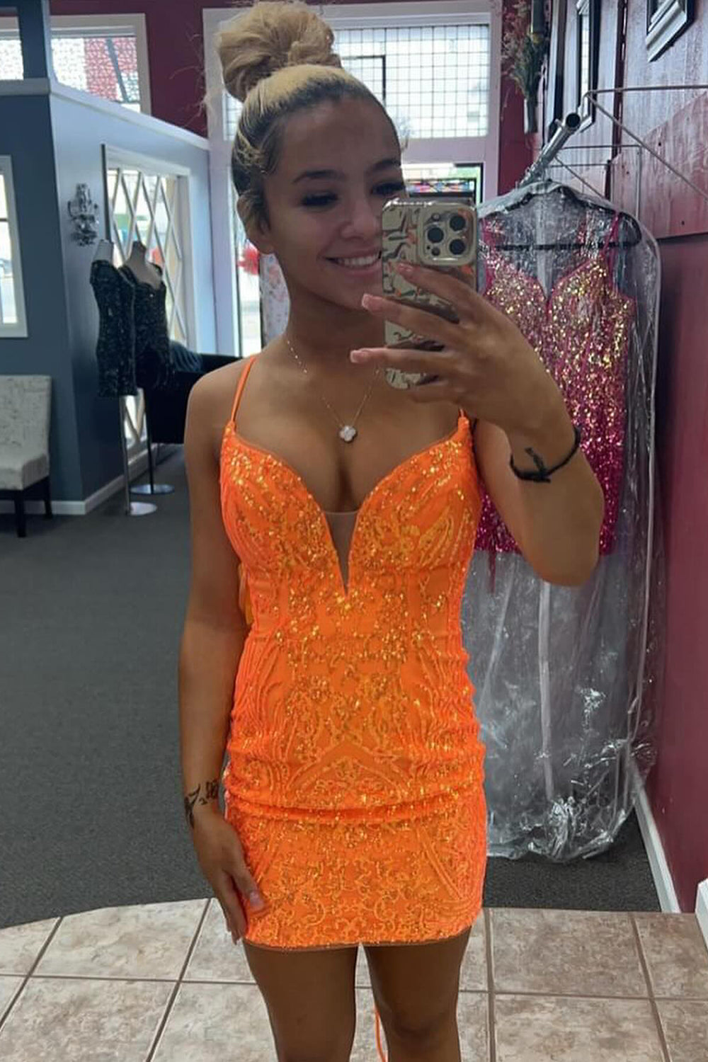 Vestido corto ajustado de lentejuelas con tirantes finos brillantes para baile de bienvenida
