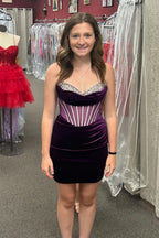 Vestido corto morado sin tirantes, ajustado, con corsé fruncido, ideal para fiestas de bienvenida.