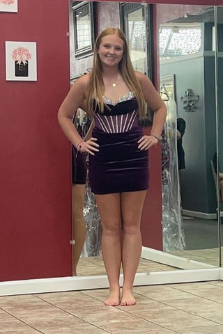 Robe de bal courte violette moulante sans bretelles à corset froncé