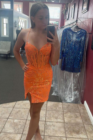 Vestido corto de fiesta con tirantes finos brillantes, lentejuelas y corsé ajustado.