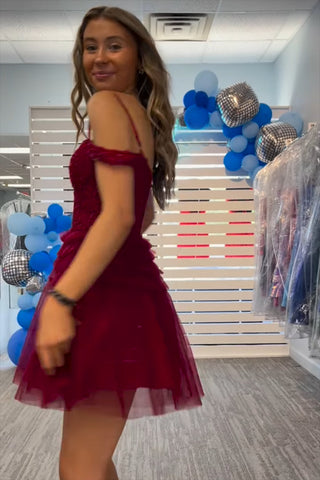 Vestido corto de fiesta color burdeos con hombros descubiertos, corte en A, corsé de tul y apliques