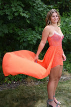 Vestido corto de fiesta ajustado sin tirantes con corsé y lentejuelas.