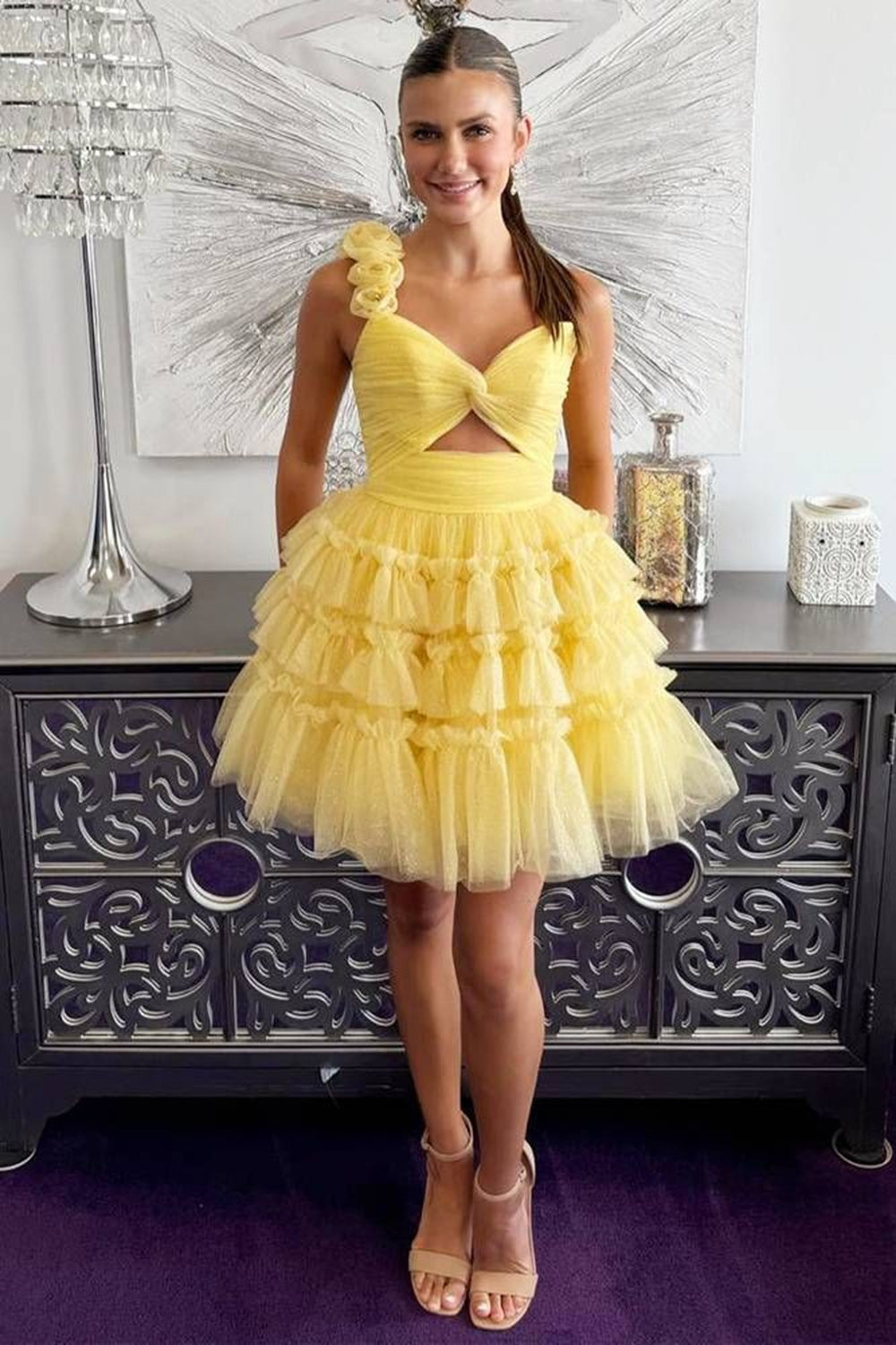 Vestido corto de fiesta de bienvenida con un solo hombro, corte en A, tul y volantes