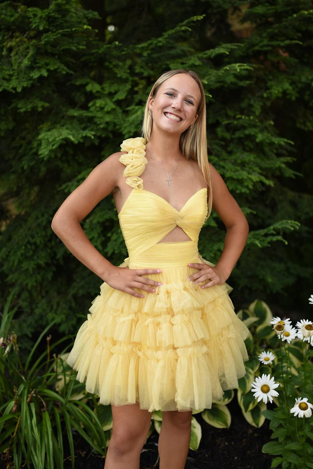 Vestido corto de fiesta de bienvenida con un solo hombro, corte en A, tul y volantes
