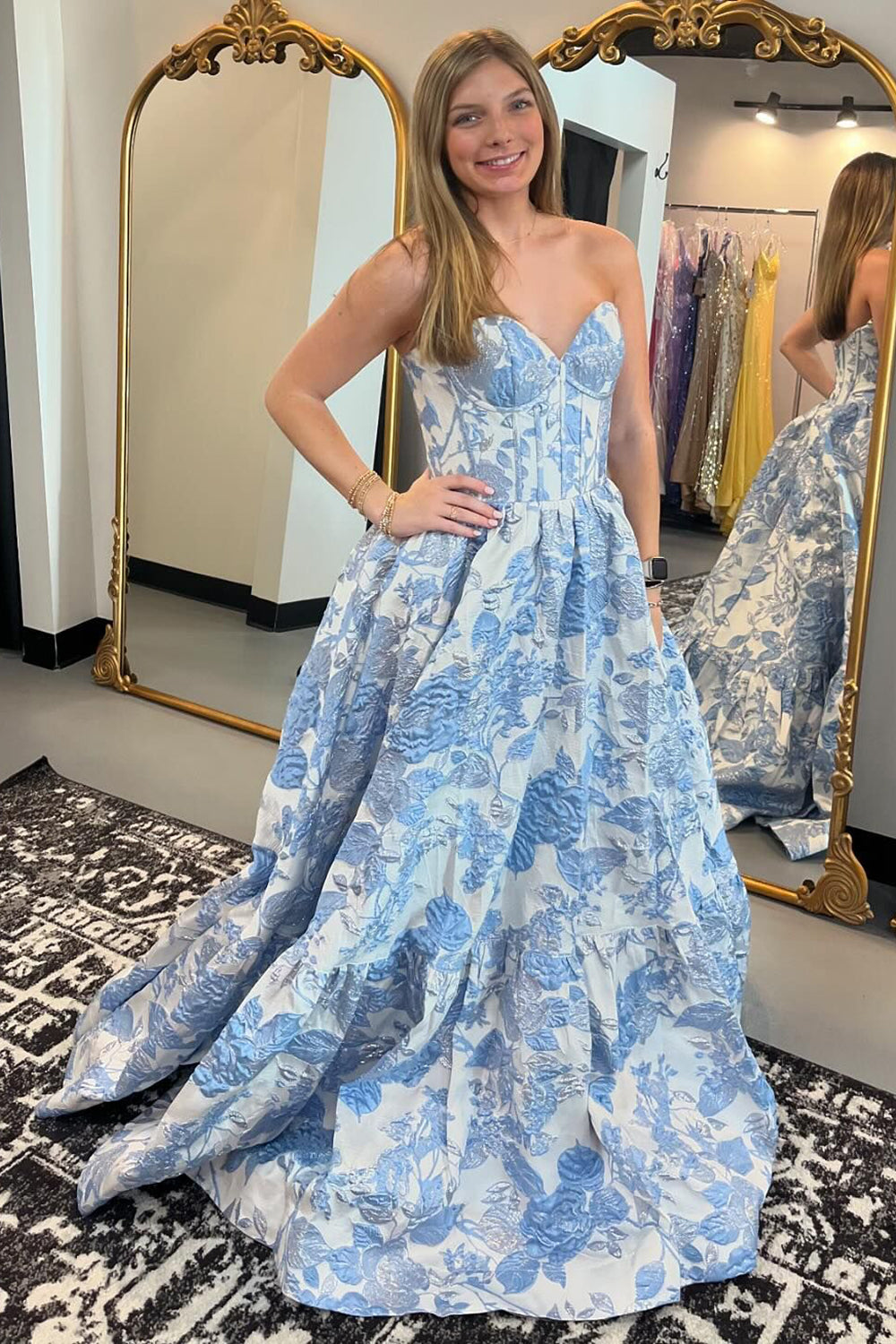 Robe de bal longue corset trapèze à décolleté cœur et imprimé floral