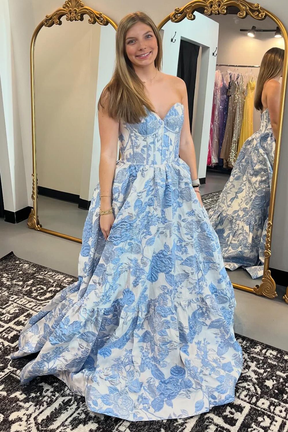 Robe de bal longue corset trapèze à décolleté cœur et imprimé floral