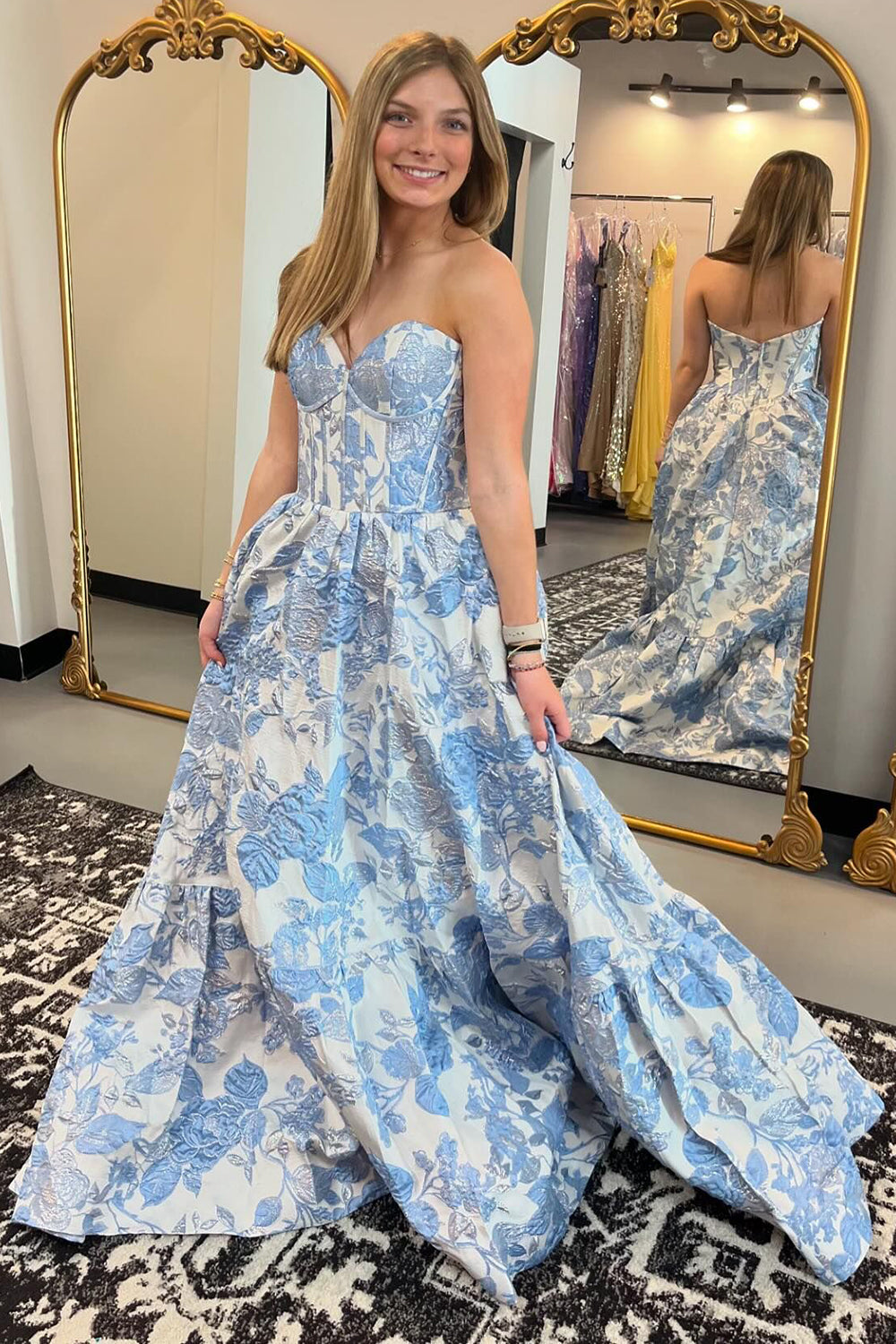 Robe de bal longue corset trapèze à décolleté cœur et imprimé floral