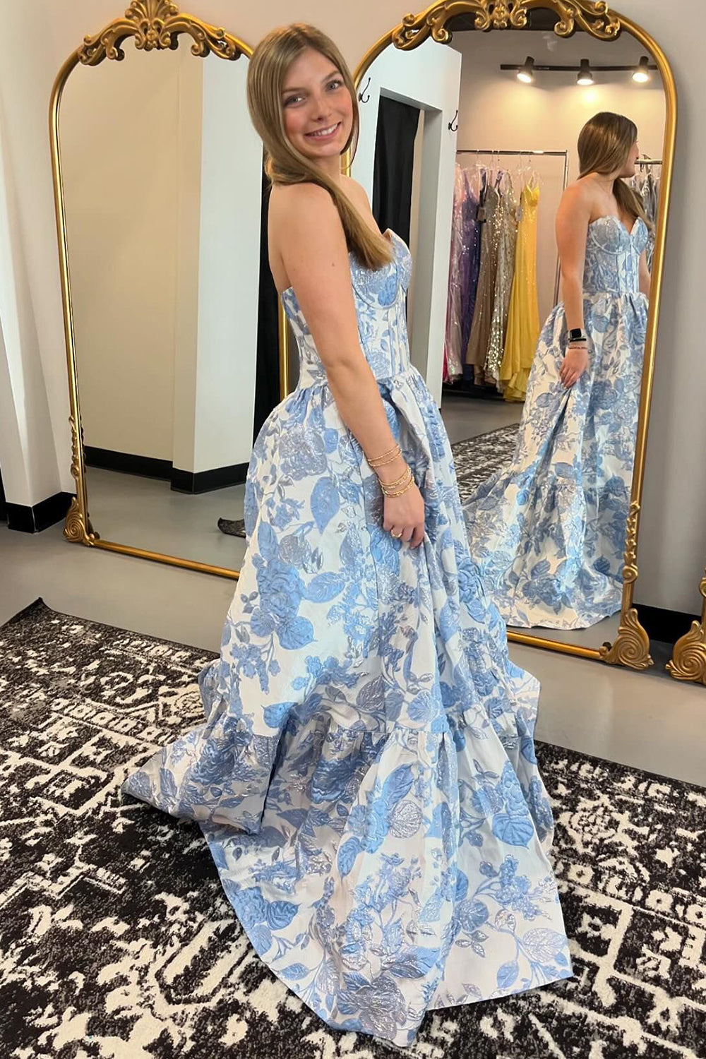 Robe de bal longue corset trapèze à décolleté cœur et imprimé floral