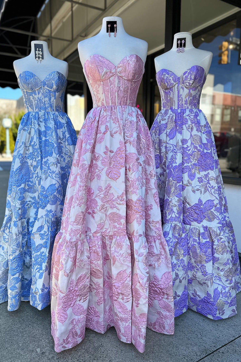 Robe de bal longue corset trapèze à décolleté cœur et imprimé floral