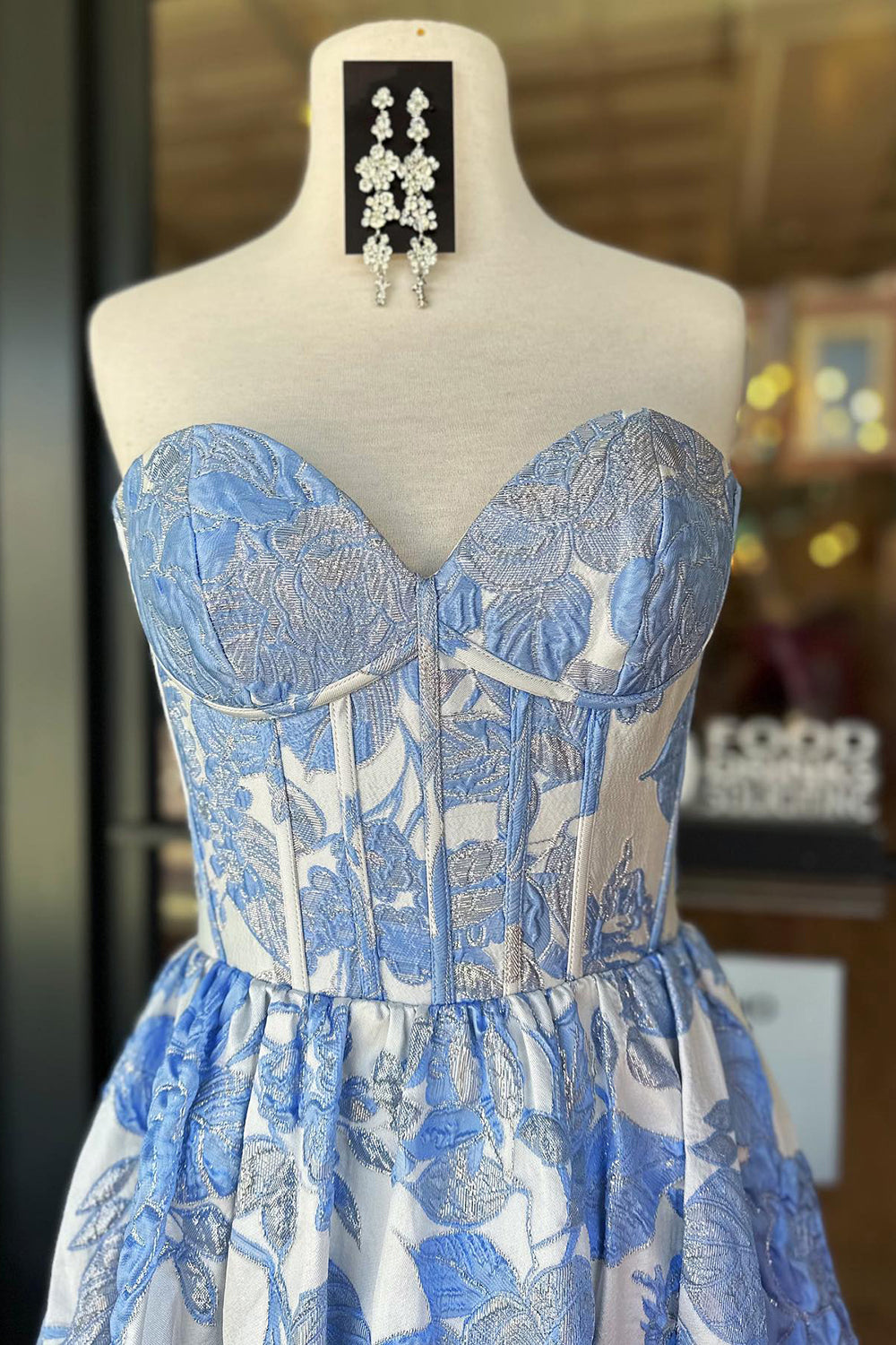 Robe de bal longue corset trapèze à décolleté cœur et imprimé floral