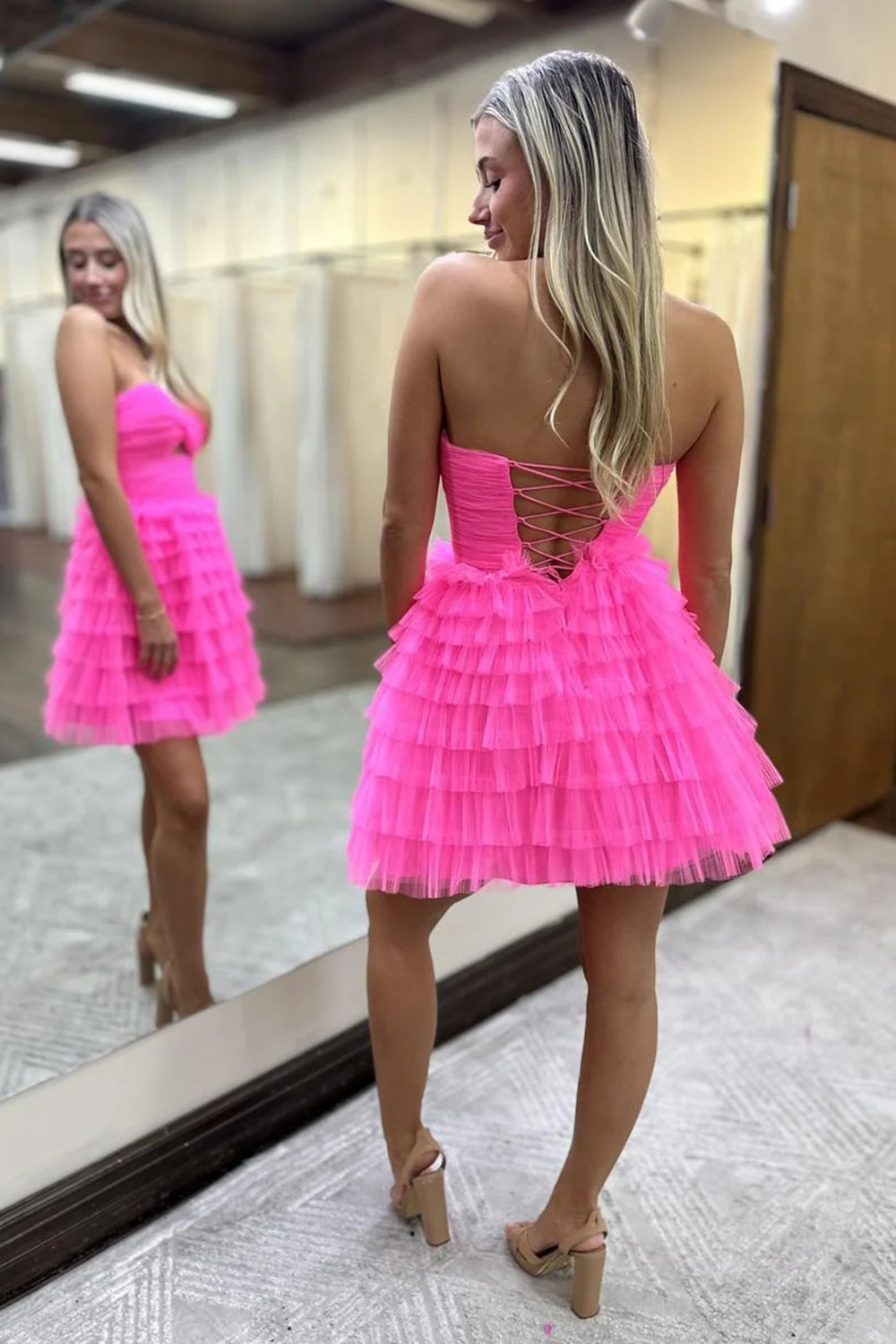 Robe de bal courte trapèze en tulle à volants et décolleté en cœur