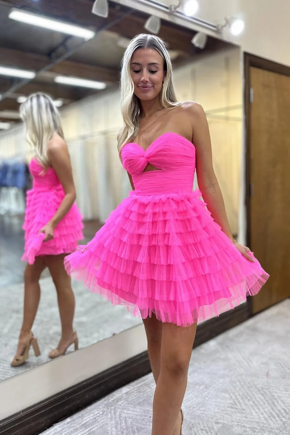 Robe de bal courte trapèze en tulle à volants et décolleté en cœur