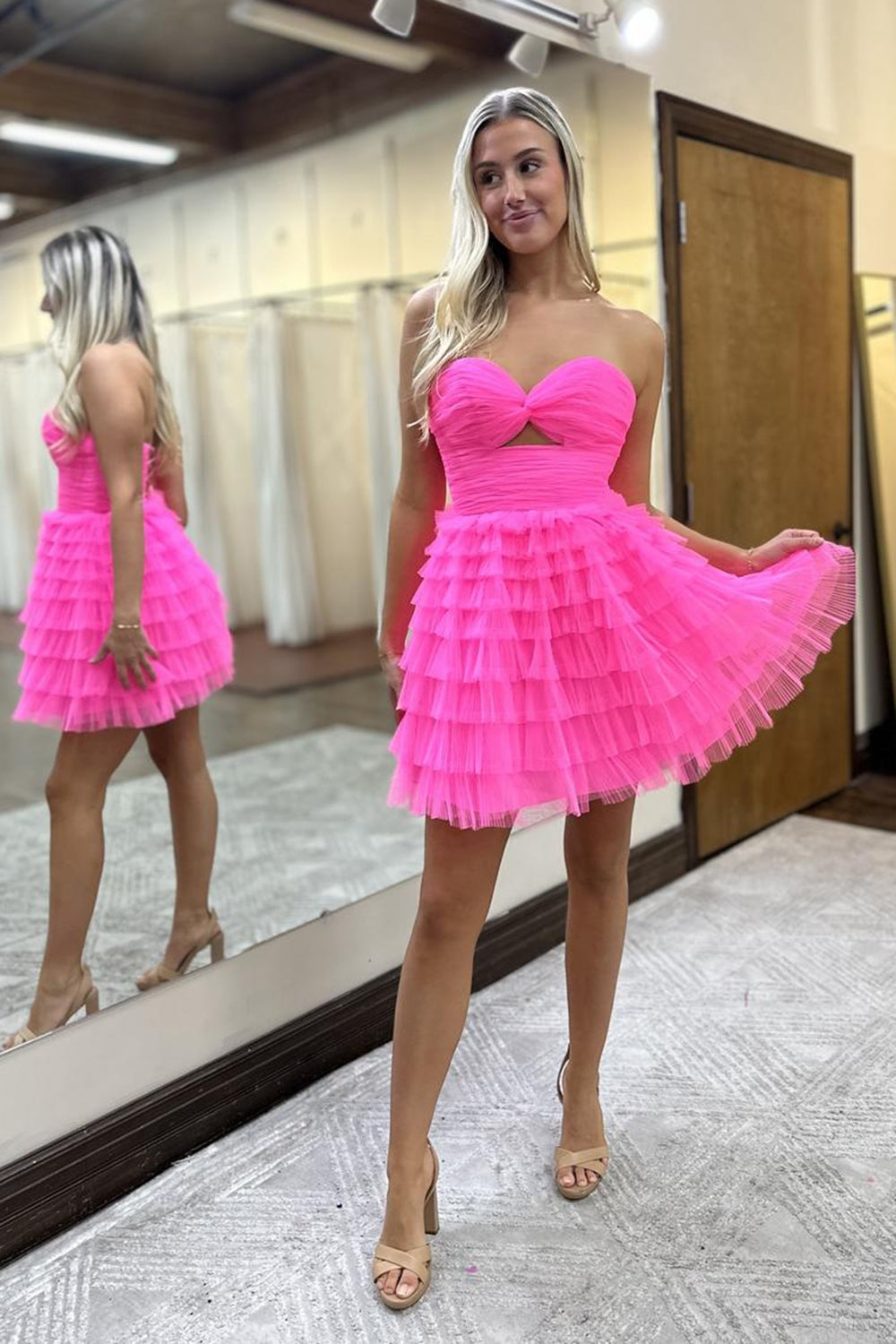 Robe de bal courte trapèze en tulle à volants et décolleté en cœur
