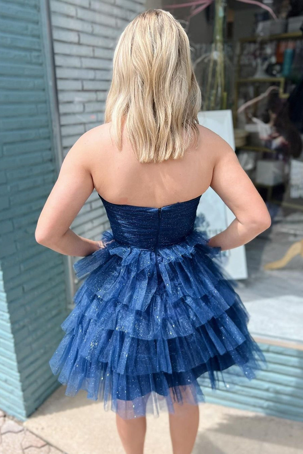 Vestido corto de fiesta sin tirantes, corte en A, de tul con volantes