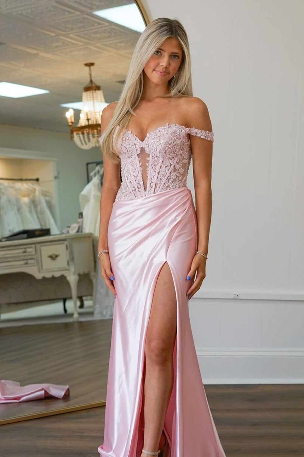 Robe de bal longue sirène en satin rose poudré à épaules dénudées et corset ornée d'appliques