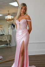 Robe de bal longue sirène en satin rose poudré à épaules dénudées et corset ornée d'appliques