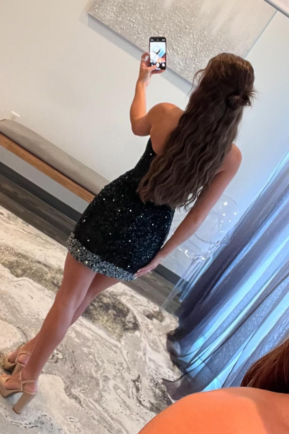 Vestido corto de fiesta ajustado, sin tirantes, con lentejuelas y corsé, de color negro brillante, con lentejuelas y pedrería.