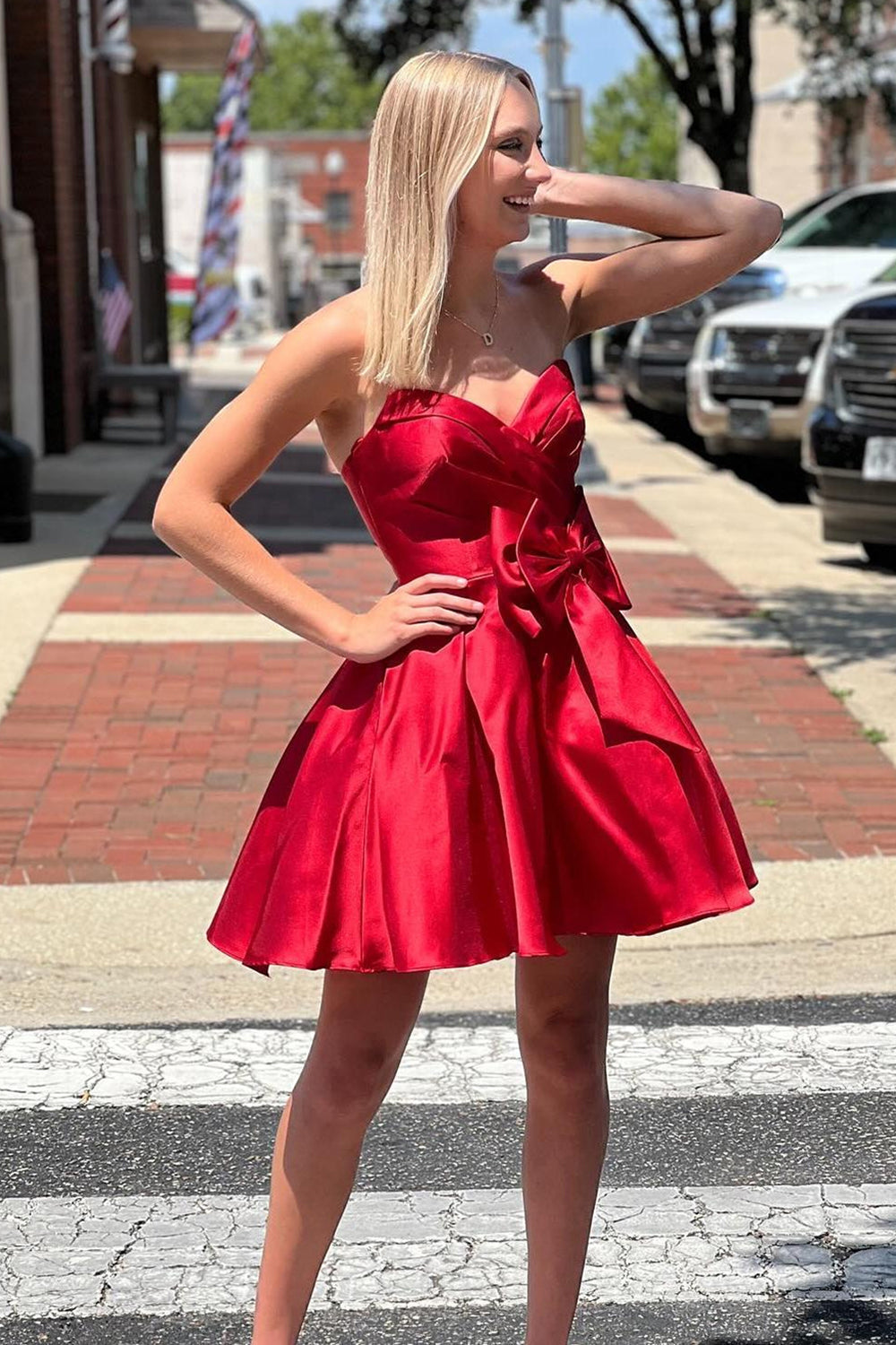 Vestido corto de fiesta de satén con escote corazón y corte en A, con lazo.