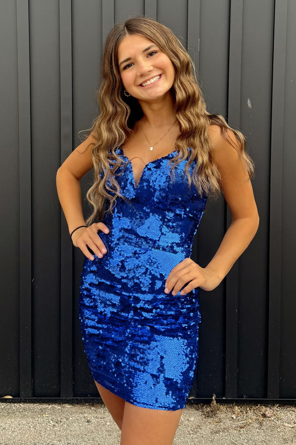 Vestido corto ajustado de lentejuelas con tirantes finos estilo real brillante