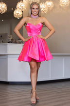 Vestido corto de fiesta rosa fucsia con escote corazón y corte en A, con fruncido (el collar no está incluido).