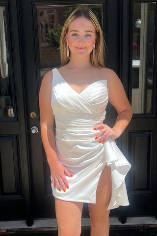 Robe de bal courte moulante asymétrique en satin froncée avec fente