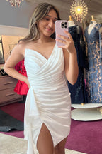 Vestido corto ajustado de satén fruncido de un solo hombro con abertura para fiesta de bienvenida