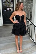 Vestido corto de fiesta con escote corazón, corte en A, corsé escalonado y apliques de tul.